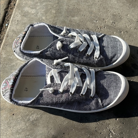 Casual Gray Women's Sneakers - Picture 2 of 4
